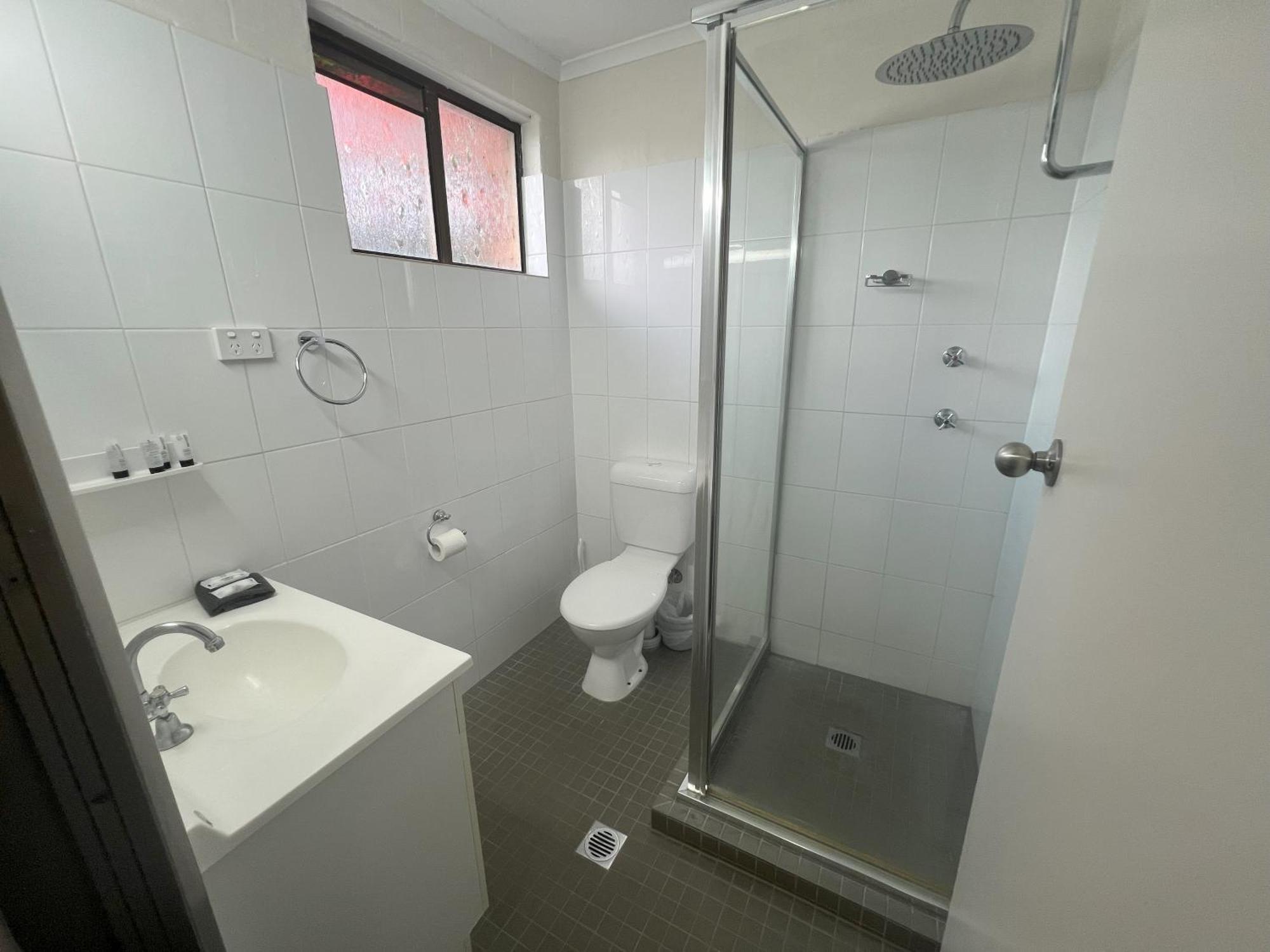 Abajaz Motel-Central-King Bed-Shaded Parking ลองรีช ภายนอก รูปภาพ